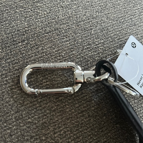 Lululemon 🍋❤️🍋 Black & Grey Never Lost Keychain~NWT - Picture 3 of 7